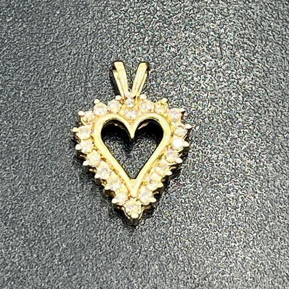 Signed 10K Yellow Gold Diamond Heart 0.20ct TW 20 Diamond 1.25g Pendant - Picture 6 of 11